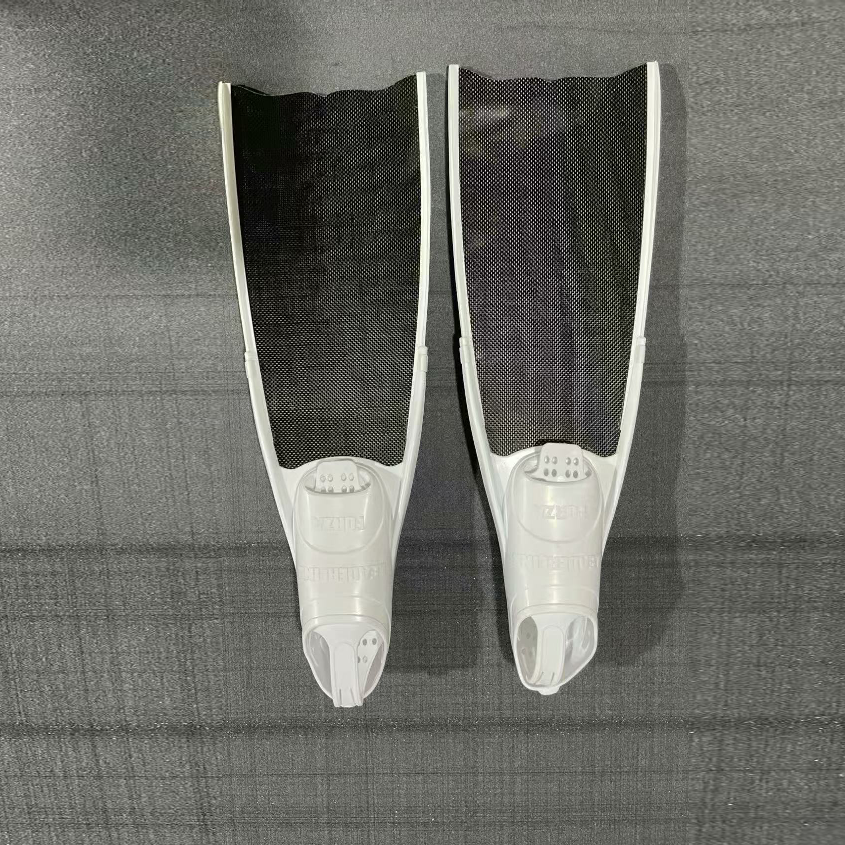 【高機動モデル】Leaderfins搭載 カーボンショートフィン 軽量・コンパクトで機動力抜群