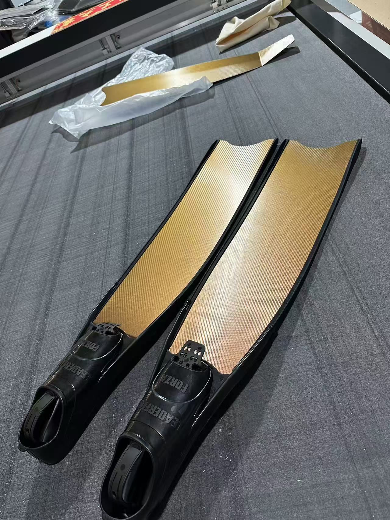 【カメレオン】変色カーボンロングフィン：高弾性・高耐久・安定した推進力